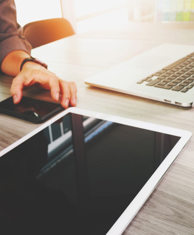 Mehrere mobile Geräte auf einem Tisch